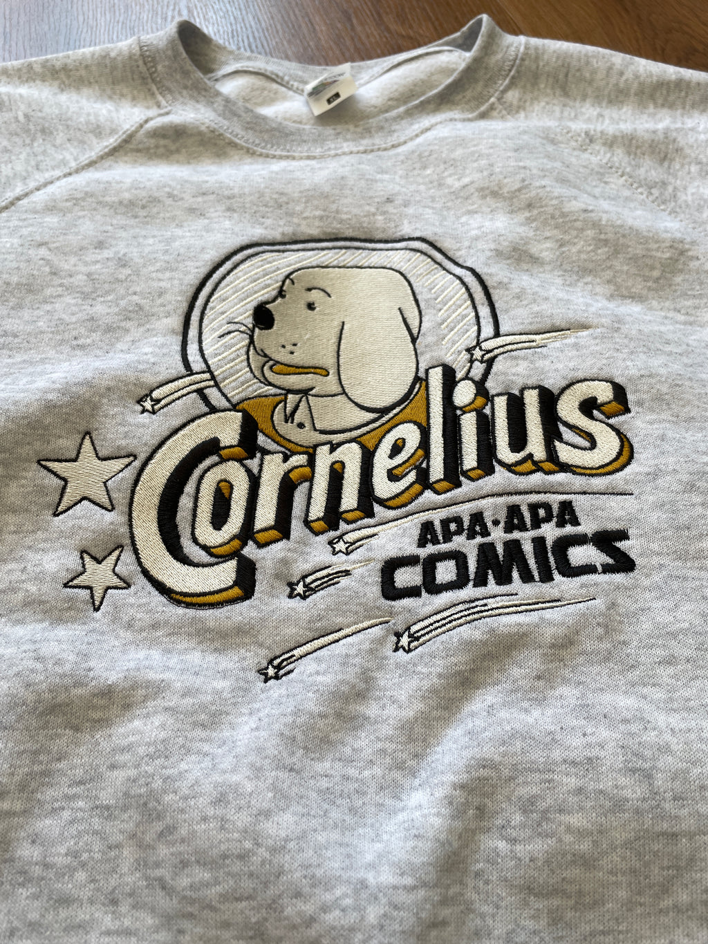 Sudadera gris cosida  - LA ALEGRE VIDA DEL TRISTE PERRO CORNELIUS