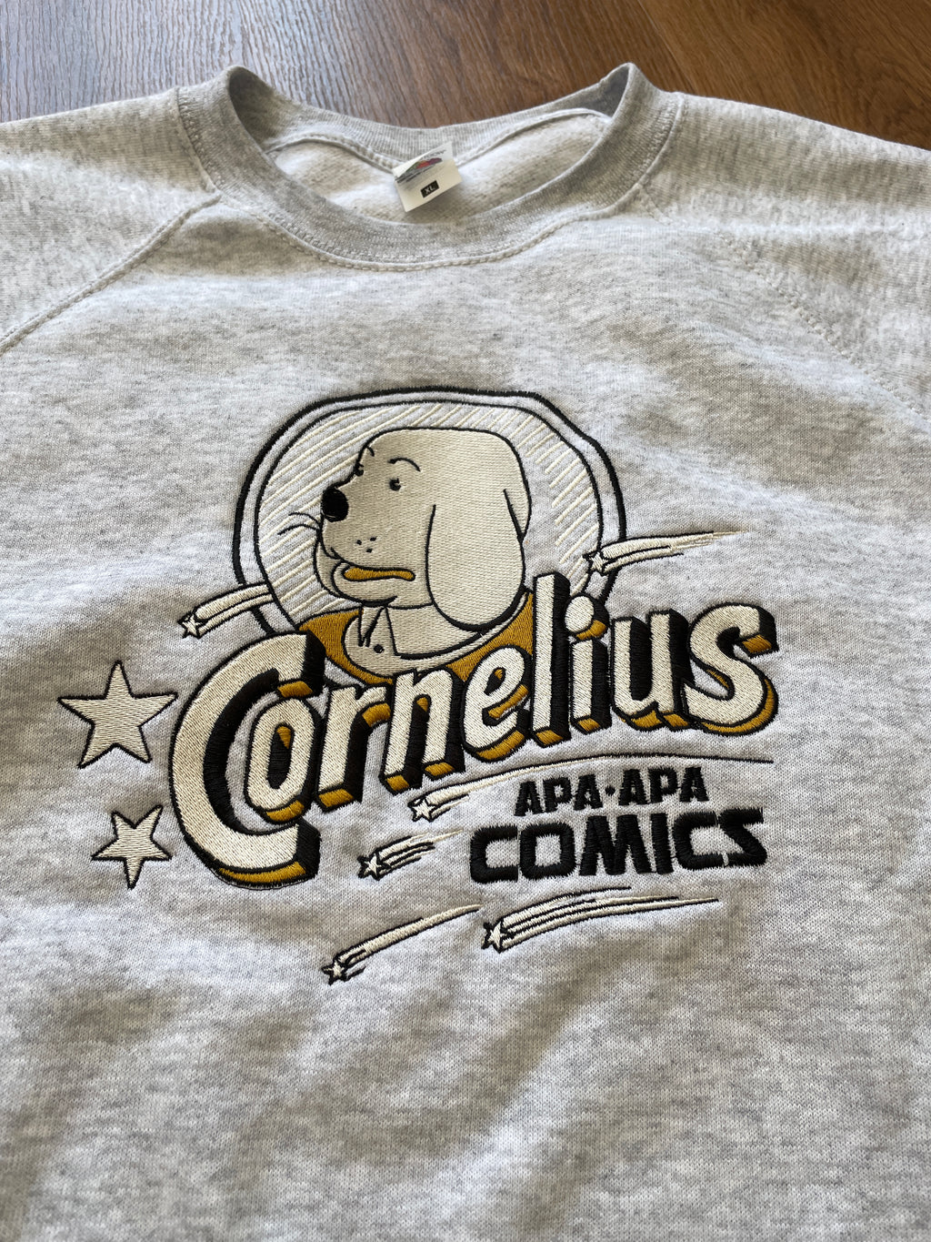 Sudadera gris cosida  - LA ALEGRE VIDA DEL TRISTE PERRO CORNELIUS