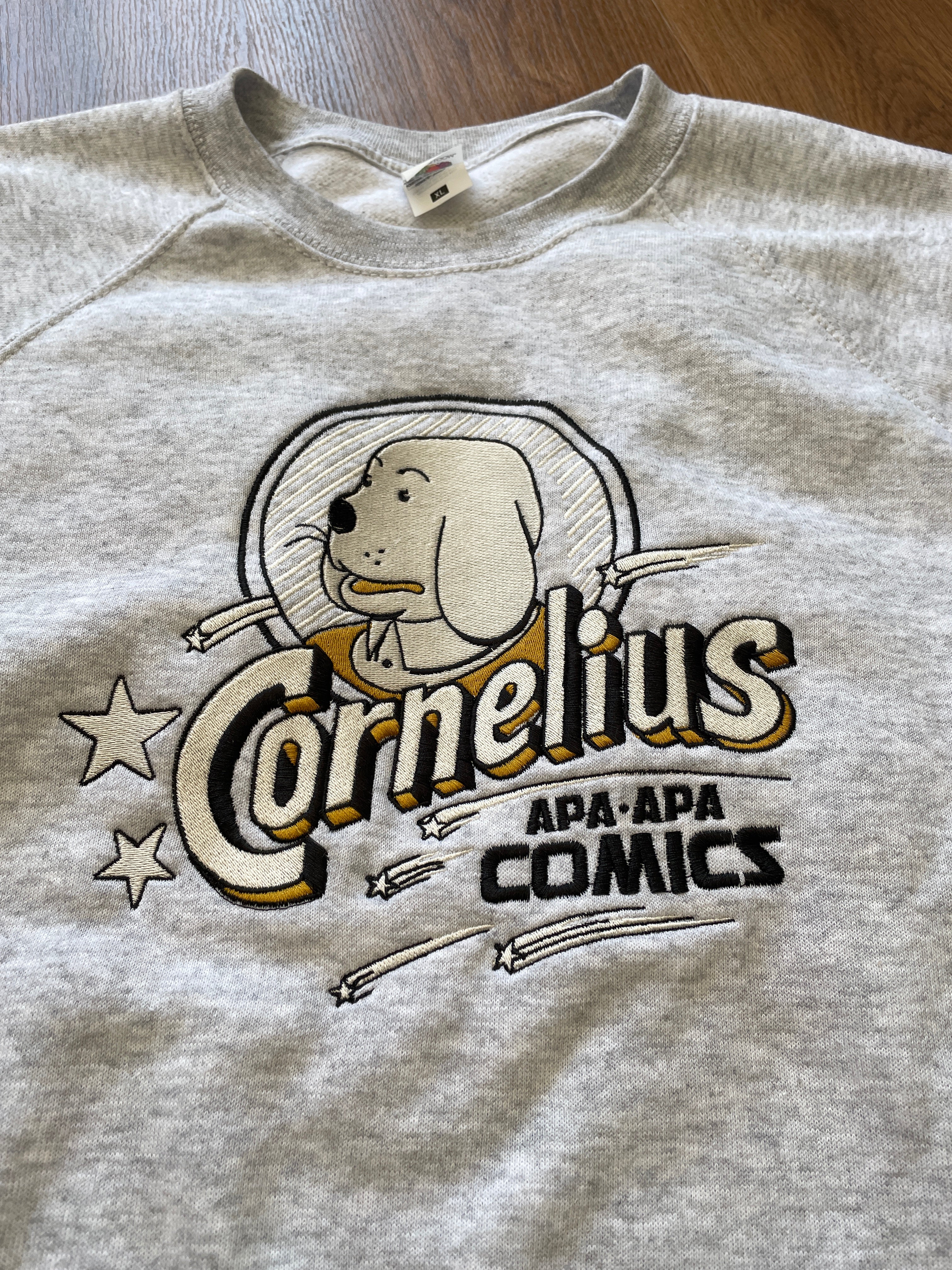 Sudadera gris cosida  - LA ALEGRE VIDA DEL TRISTE PERRO CORNELIUS