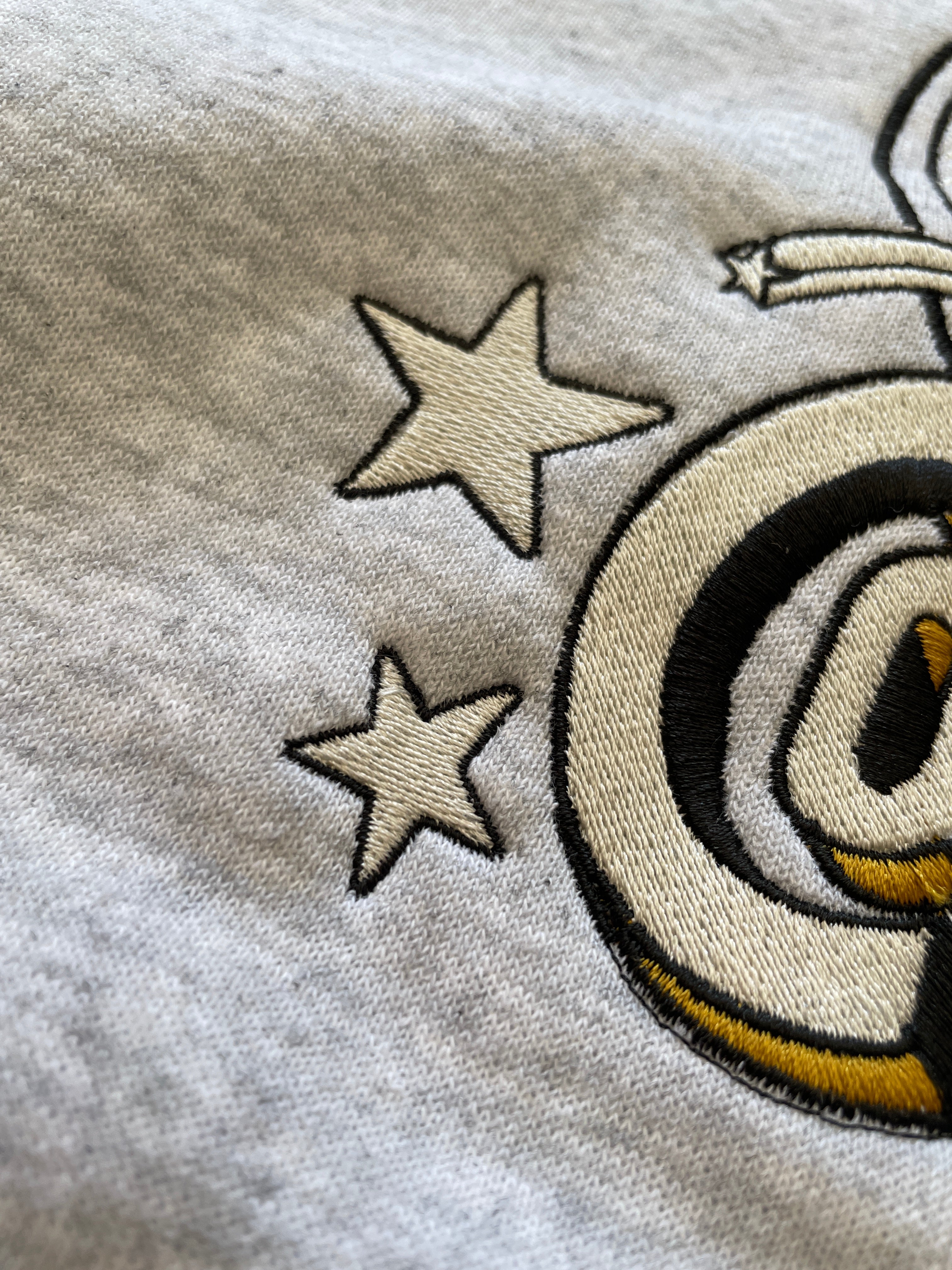 Sudadera gris cosida  - LA ALEGRE VIDA DEL TRISTE PERRO CORNELIUS